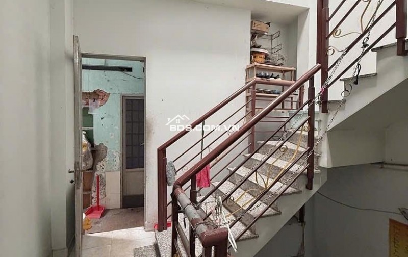 Bán nhà mặt phố Lạc Long Quân, Tân Bình: 140m2, 4 tầng, 6PN, vị trí vàng kinh doanh, sổ hồng chính chủ, giá chỉ 25 tỷ!